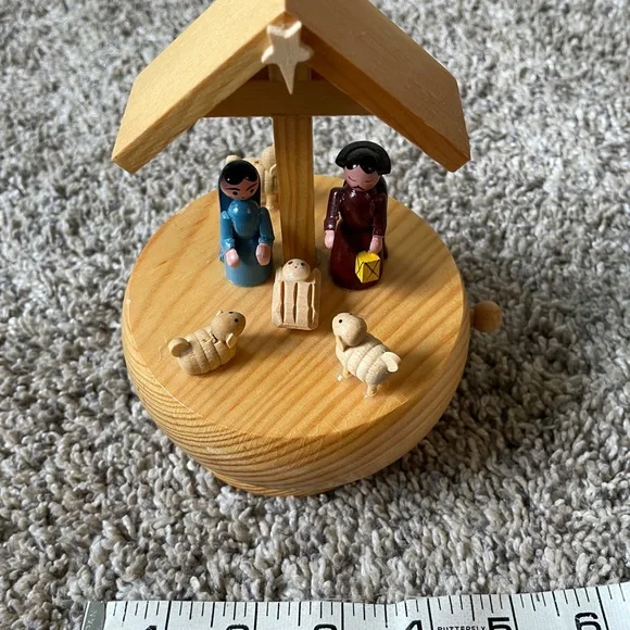 Vintage Nativity Music Box - Picture 3 of 8